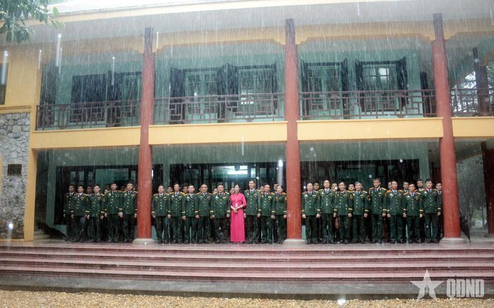 Đoàn đại biểu Cục Bảo vệ an ninh Quân đội chụp ảnh lưu niệm trước Nhà làm việc của Chủ tịch Hồ Chí Minh tại Khu di tích K9 - Đá Chông.
