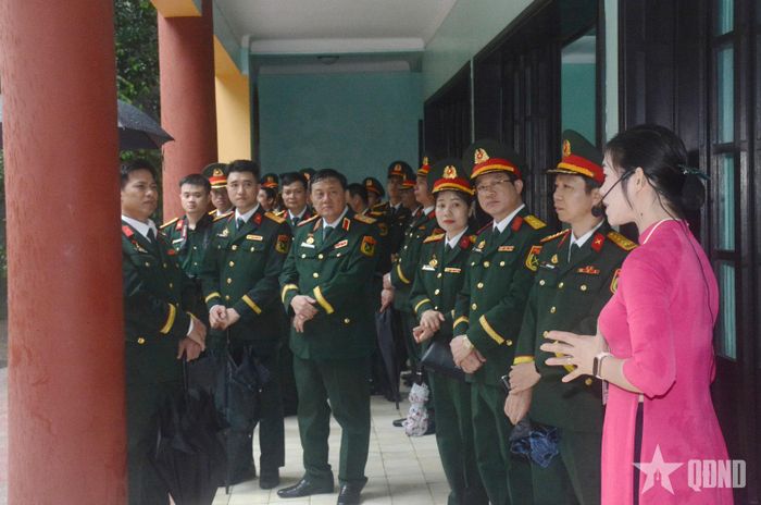Các đại biểu tham quan, nghe giới thiệu về lịch sử Nhà làm việc của Chủ tịch Hồ Chí Minh tại Khu di tích K9 - Đá Chông.