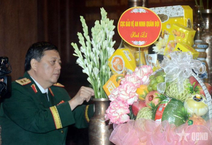 Trung tướng Bùi Trọng Vĩnh, Bí thư Đảng ủy, Cục trưởng Cục Bảo vệ an ninh Quân đội dâng hoa tưởng niệm Chủ tịch Hồ Chí Minh.