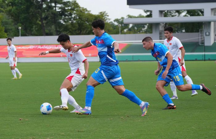 Các cầu thủ U23 Việt Nam (áo trắng) thi đấu lấn lướt trước U23 Philippines. Ảnh: Vietcontent