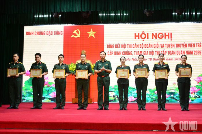   Thủ trưởng Binh chủng Đặc công trao bằng khen tặng các tập thể, cá nhân có thành tích xuất sắc trong tham gia Hội thi cán bộ Đoàn giỏi và tuyên truyền viên trẻ toàn quân năm 2026 khu vực phía Bắc. 
