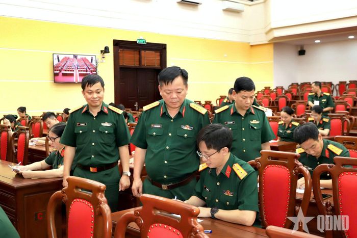  Thủ trưởng Cục Chính trị và ban tổ chức kiểm tra, giám sát cán bộ, QNCN thực hiện nội dung kiểm tra.