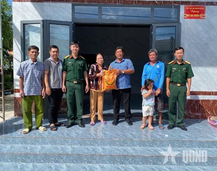 Chính quyền địa phương tặng quà cho gia đình.