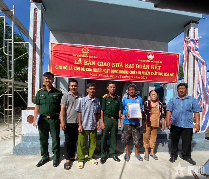 Ban tổ chức trao nhà tặng ông Đặng Trung Kiên ngụ tại ấp Mỹ Trinh, xã Vĩnh Thanh, tỉnh Cà Mau.