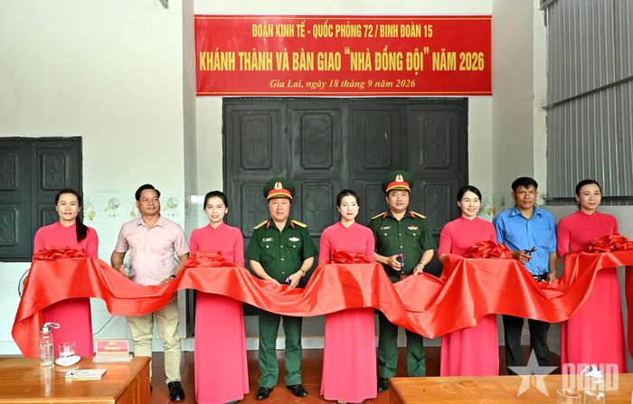 Các đại biểu cắt băng khánh thành, bàn giao "Nhà đồng đội" cho gia đình đồng chí Hoàng Văn Hùng, công nhân đội Đội 7 (Đoàn Kinh tế - Quốc phòng 72). 