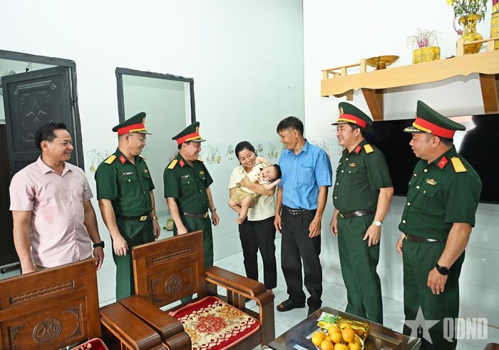 Lãnh đạo Binh đoàn 15, Đoàn Kinh tế - Quốc phòng 72 và địa phương chúc mừng gia đình đồng chí Hoàng Văn Hùng.  
