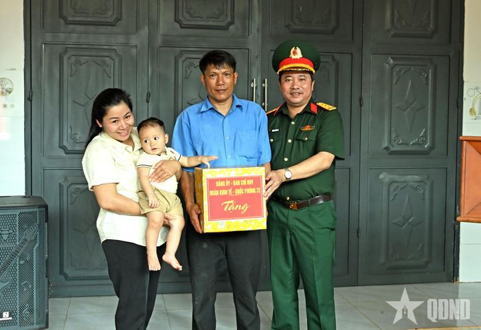 Thượng tá Phạm Xuân Tri, Đoàn trưởng Đoàn Kinh tế - Quốc phòng 72 trao quà tặng gia đình đồng chí Hoàng Văn Hùng.