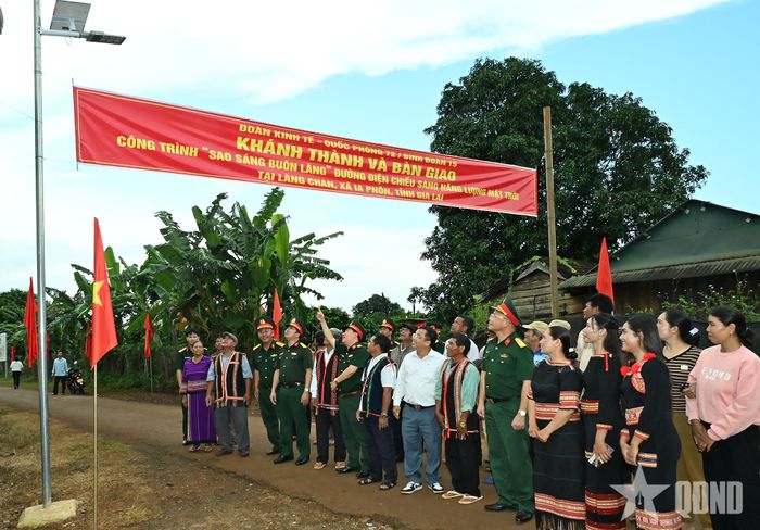  Lãnh đạo Binh đoàn 15, Đoàn Kinh tế - Quốc phòng 72 và cán bộ, nhân dân làng Chan, xã Ia Pnôn phấn khởi khi có công trình "Sao sáng buôn làng", phục vụ sinh hoạt, lưu thông. 
