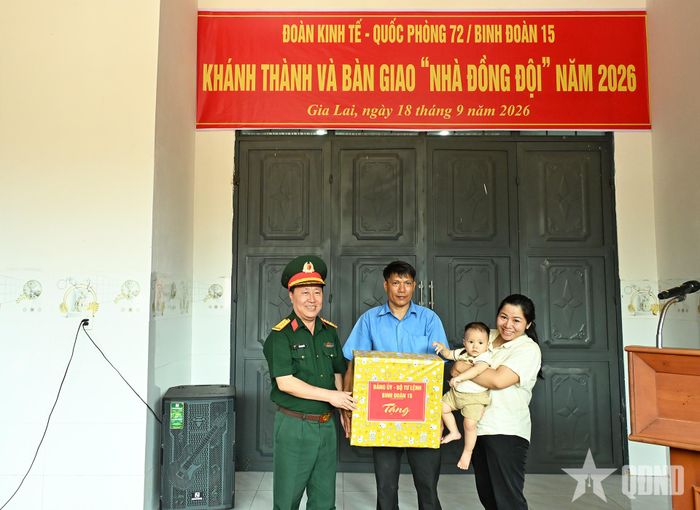 Đại tá Trần Ngọc Hải, Phó tư lệnh kiêm Tham mưu trưởng Binh đoàn 15 trao quà tặng gia đình đồng chí Hoàng Văn Hùng.