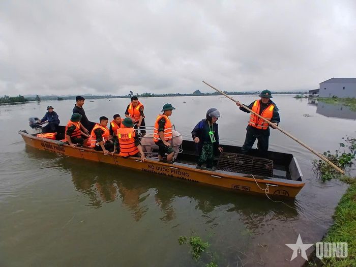  Cán bộ, chiến sĩ Lữ đoàn Phòng không 241 (Quân đoàn 12) hỗ trợ người dân di chuyển tài sản.