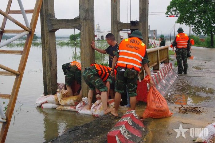  Cán bộ, chiến sĩ Lữ đoàn Phòng không 241 (Quân đoàn 12) đắp đê ngăn nước lũ tràn qua.