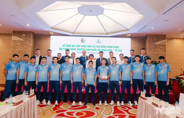 Các thành viên đội tuyển bóng chuyền nam Việt Nam và các đại biểu tại sự kiện.  
