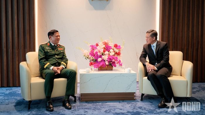 Thượng tướng Nguyễn Trường Thắng chào xã giao Bộ trưởng Quốc phòng Singapore Chan Chun Sing.