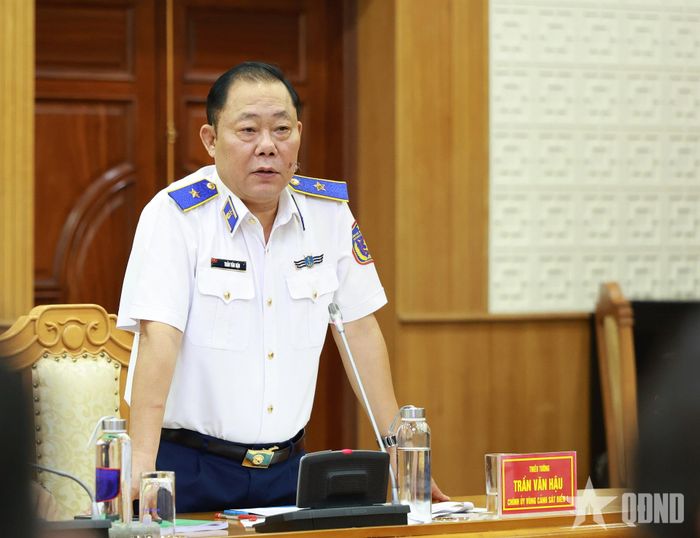 Thiếu tướng Trần Văn Hậu thay mặt đoàn công tác phát biểu nhận nhiệm vụ.