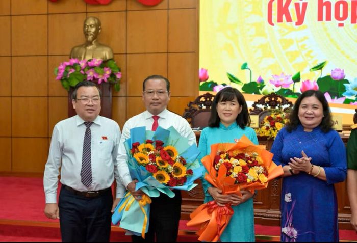 Lãnh đạo tỉnh Tây Ninh tặng hoa chúc mừng bà Nguyễn Đài Thy và ông Trương Thanh Liêm. Ảnh: Cổng thông tin điện tử tỉnh Tây Ninh
