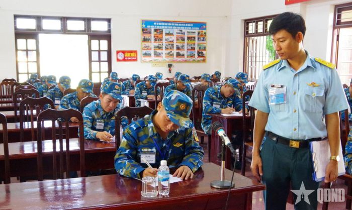 Các thí sinh thực hiện phần thi lý thuyết.