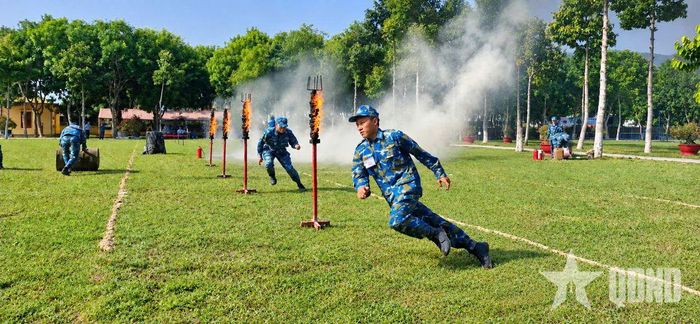 Đội chữa cháy tại chỗ Tiểu đoàn 86 thực hành các nội dung.