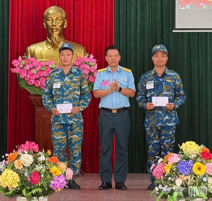 Thượng tá Nguyễn Văn Tưởng, Phó trung đoàn trưởng, Tham mưu trưởng Trung đoàn 274 trao thưởng tặng các đơn vị đạt giải.