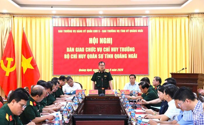 Thiếu tướng Lương Đình Chung, Bí thư Đảng ủy, Chính ủy Quân khu 5 phát biểu chỉ đạo.