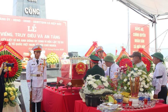 Đồng đội đến viếng, tiễn đưa các liệt sĩ đến nơi an nghỉ.