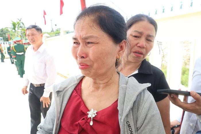 Bà Lê Thị Thi và Lê Thị Lý, em của liệt sĩ Lê Ngọc Quỳnh tại buổi lễ.