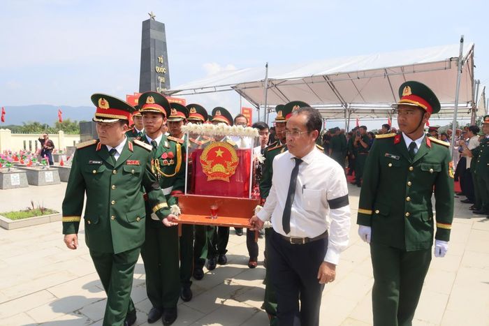 Các đồng chí lãnh đạo đưa hài cốt các liệt sĩ đến nơi an táng.