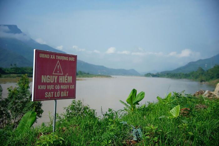 Lãnh đạo TP Đà Nẵng cùng các sở, ngành liên quan kiểm tra thực tế các khu vực có nguy cơ sạt lở tại xã Thượng Đức.
