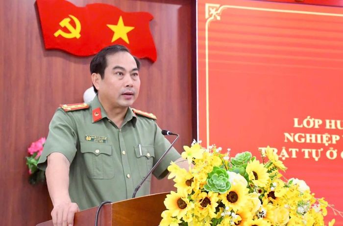 Đại tá Nguyễn Xuân Hoàng phát biểu chỉ đạo tại lớp huấn luyện.