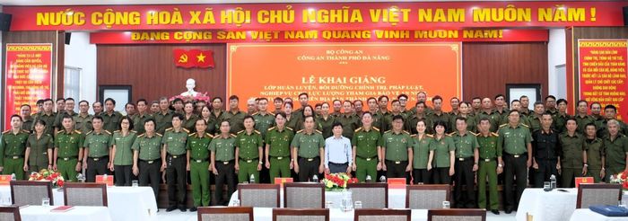 Các đại biểu tham dự chụp ảnh lưu niệm cùng các học viên tham gia lớp huấn luyện.