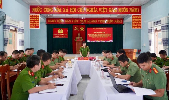 Đại tá Võ Thị Trinh chủ trì buổi làm việc giữa Đoàn công tác Công an TP với Công an xã Chiên Đàn và Công an xã Trà Liên.