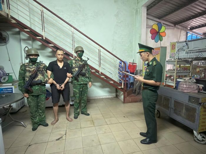 Lực lượng chức năng đọc lệnh bắt Nam