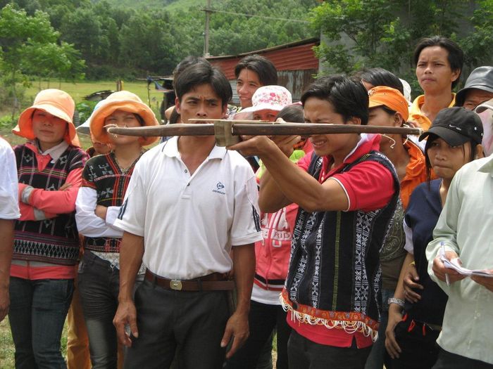 Thi bắn nỏ của người Cơ Tu.