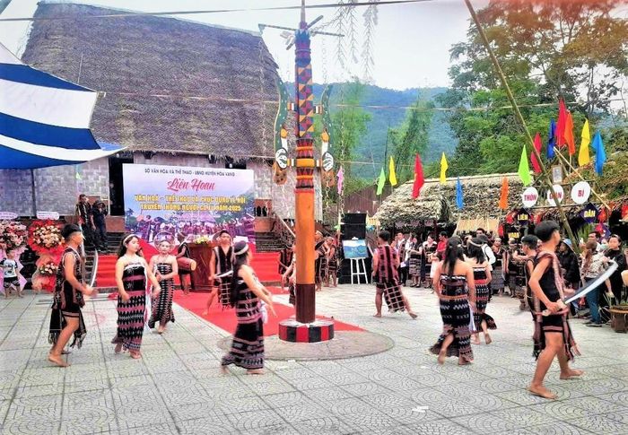 Múa Tâng tung Da dá của người Cơ Tu.