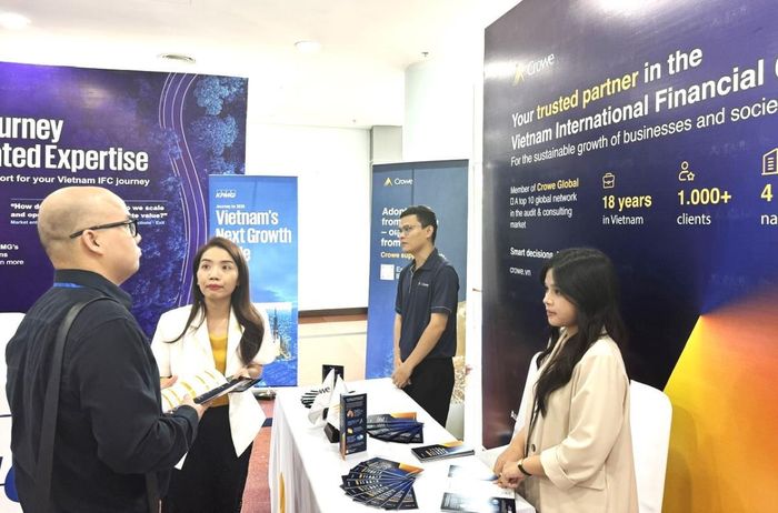 Các đại biểu tìm hiểu sản phẩm của 1 đơn vị kinh doanh dịch vụ tài chính bên lề Diễn đàn.