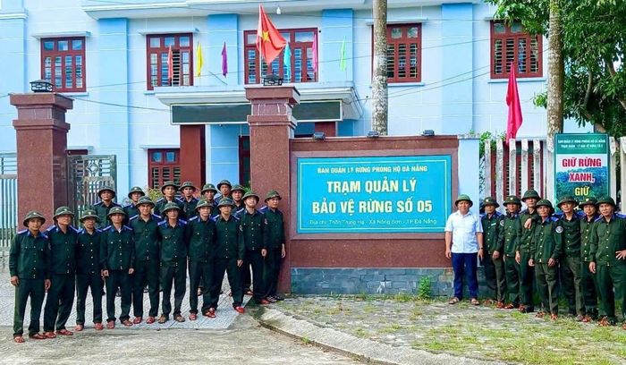 Cấp phát trang phục, tư trang cho lực lượng bảo vệ rừng.