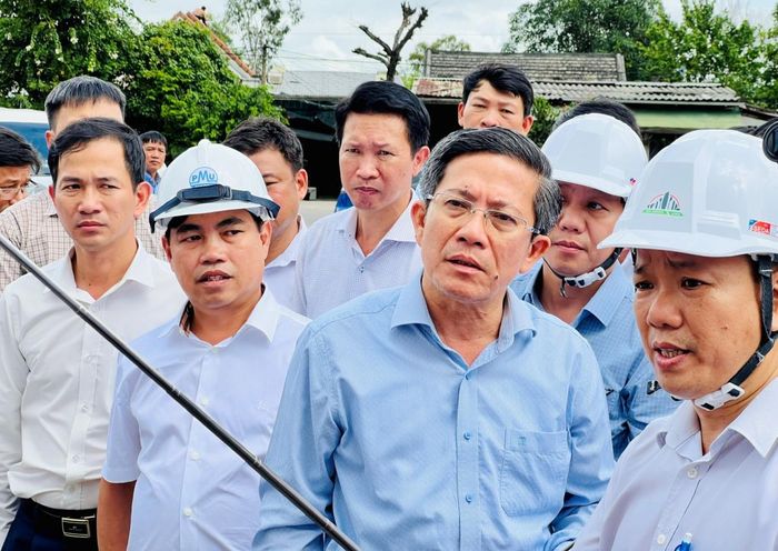 Đoàn công tác thành phố lắng nghe báo cáo về giải phóng mặt bằng.