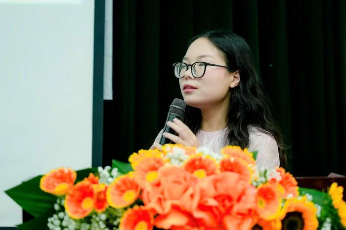Thu Trang bảo vệ đề tài nghiên cứu khoa học.
