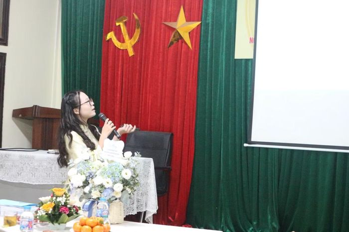 Thu Trang bảo vệ khóa luận tốt nghiệp.