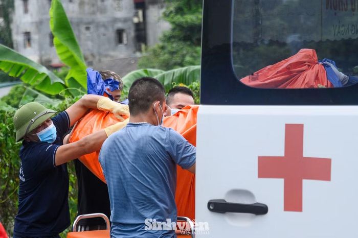 Khoảng 12h54 ngày 18/9, thi thể nam sinh viên Trường ĐH Mỏ - Địa chất mất tích tại phố Viên (Đông Ngạc, Hà Nội) đã được lực lượng chức năng đưa lên bờ.