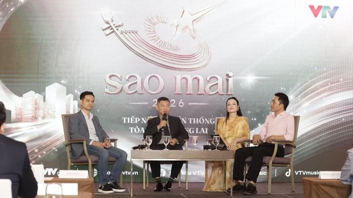 Các khách mời trao đổi tại họp báo công bố 16 thí sinh vào vòng chung kết Sao Mai 2026, ngày 18/9 tại Hà Nội.