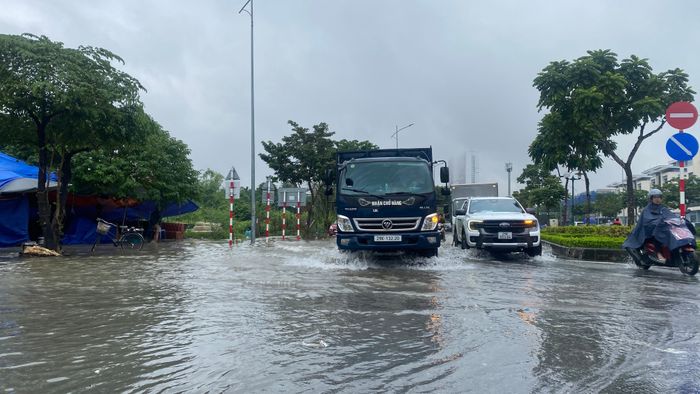  Hà Nội ngập nước ngày 17-9 do mưa kéo dài nhiều ngày. Ảnh minh hoạ: PHÚC HẬU 