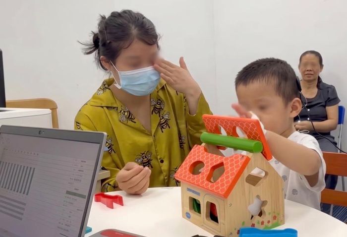  Khoảnh khắc xúc động của người mẹ khi lần đầu tiên thấy con nhận biết và phản ứng với âm thanh sau khi cấy điện cực thính giác thân não 