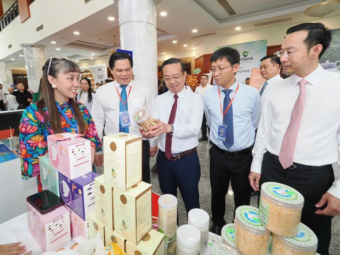  Đại biểu tìm hiểu sản phẩm doanh nghiệp tại không gian trưng bày, kết nối thương mại trong khuôn khổ hội nghị. Ảnh: HOÀNG HÙNG 