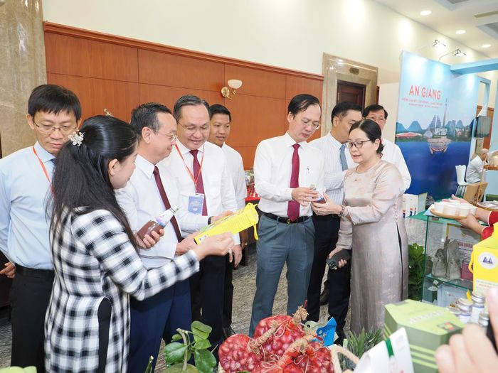  Sản phẩm nông nghiệp được giới thiệu tại hội nghị, góp phần tăng kết nối doanh nghiệp và chuỗi cung ứng liên vùng. Ảnh: HOÀNG HÙNG 