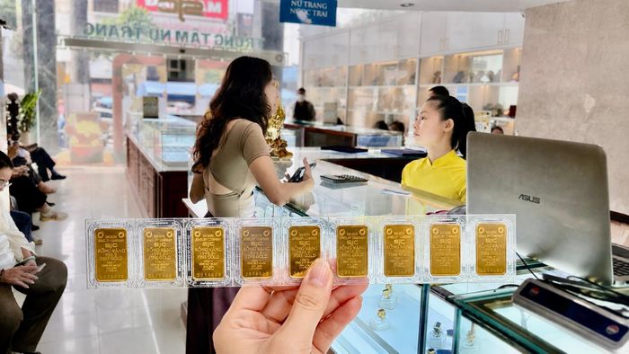 Giá vàng trong nước sáng nay bật tăng mạnh (Ảnh: NHUNG NGUYỄN)
