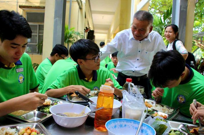  Học sinh Trường THPT Hiệp Bình được khảo sát ngẫu nhiên về chất lượng bữa ăn bán trú mỗi ngày 