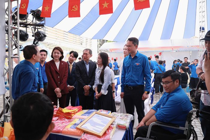  Các đại biểu giao lưu trong ngày hội "Tỏa sáng nghị lực Việt". Ảnh: THANH HẢI 