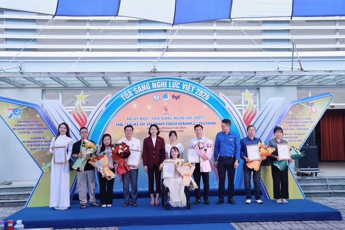  Ban tổ chức khen thưởng các cá nhân thể hiện xuất sắc trong ngày hội " Tỏa sáng nghị lực Việt". Ảnh: THANH HẢI 