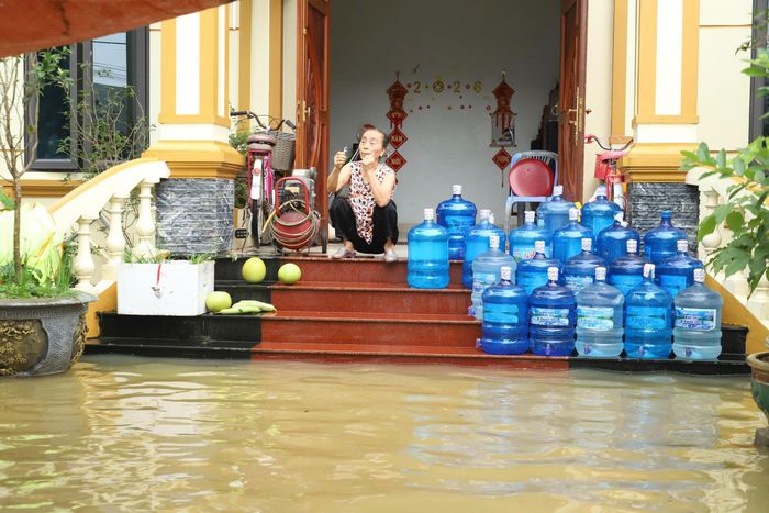 Nhiều hộ dân thôn Ninh Kiều bị nước lũ cô lập. Ảnh: TIẾN CƯỜNG