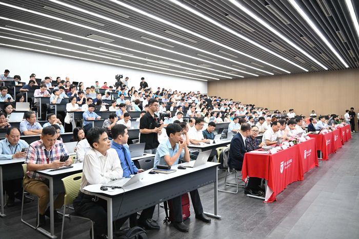  Các nhà khoa học, cán bộ quản lý trường học và doanh nghiệp tham dự hội thảo 